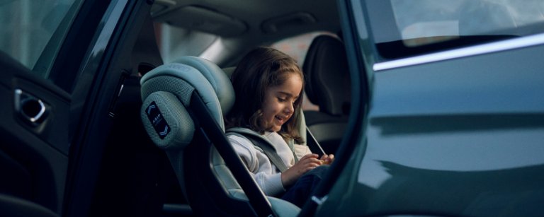 前向き乗車女の子笑顔